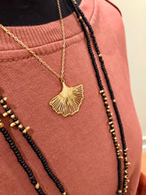 Charger l'image dans la galerie, Collier double pendentif Ginkgo filigrane – Acier inoxydable doré