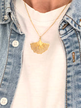 Charger l'image dans la galerie, Collier double pendentif Ginkgo filigrane – Acier inoxydable doré