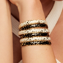 Charger l'image dans la galerie, Jonc Tina Bangle Up — Blanc sable — photo portée