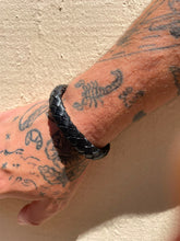Charger l'image dans la galerie, Bracelet Heritage Noir - homme cuir véritable noir et acier vieilli - District Steel
