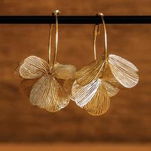 Charger l&#39;image dans la galerie, Créoles fleur ginkgo ajourées – acier inoxydable hypoallergénique
