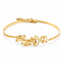 Charger l'image dans la galerie, Bracelet jonc Dalva Judith Benita en laiton doré à l'or fin 24 carats, aux motifs organiques sculptés.
