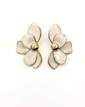 Charger l&#39;image dans la galerie, Boucles d&#39;oreilles Amalia-Acier Inoxydable et Pétales Émaillés Blanc Cassé-Hypoallergéniques
