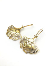 Charger l&#39;image dans la galerie, Boucles d’oreilles Ginkgo filigrane – Acier inoxydable doré
