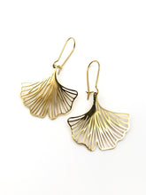 Charger l&#39;image dans la galerie, Boucles d’oreilles Ginkgo filigrane – Acier inoxydable doré
