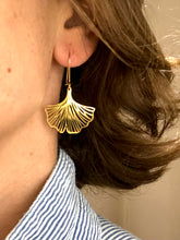 Charger l&#39;image dans la galerie, Boucles d’oreilles Ginkgo filigrane – Acier inoxydable doré
