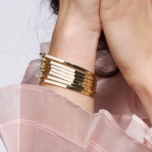Charger l'image dans la galerie, Bracelet Lily Bangle Up — Blanc sable — photo portée
