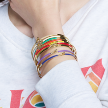 Charger l'image dans la galerie, Bracelet Lily Bangle Up — Bleu navy — photo portée

