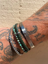 Charger l'image dans la galerie, Bracelet Turquoise Road - homme cuir vert et turquoise africaine - District Steel
