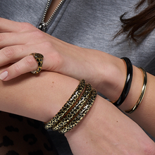 Charger l'image dans la galerie, Jonc Wild Bangle Up — Noir carbon — photo portée
